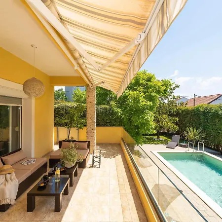 Exquisite With Private Pool In *